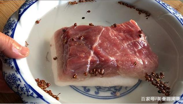 【足球赌注软件APP】游泳池里过炎夏，高台跳水险致瞎